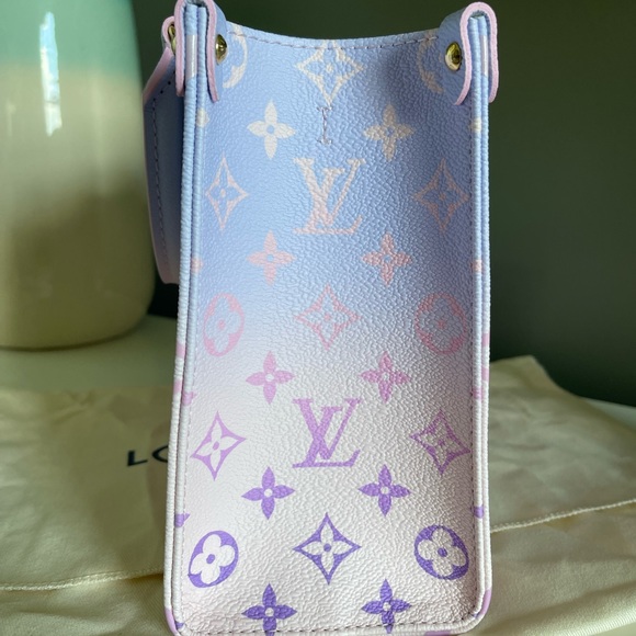 Louis Vuitton Sunrise Pastel Onthego PM - Picture 6 of 13